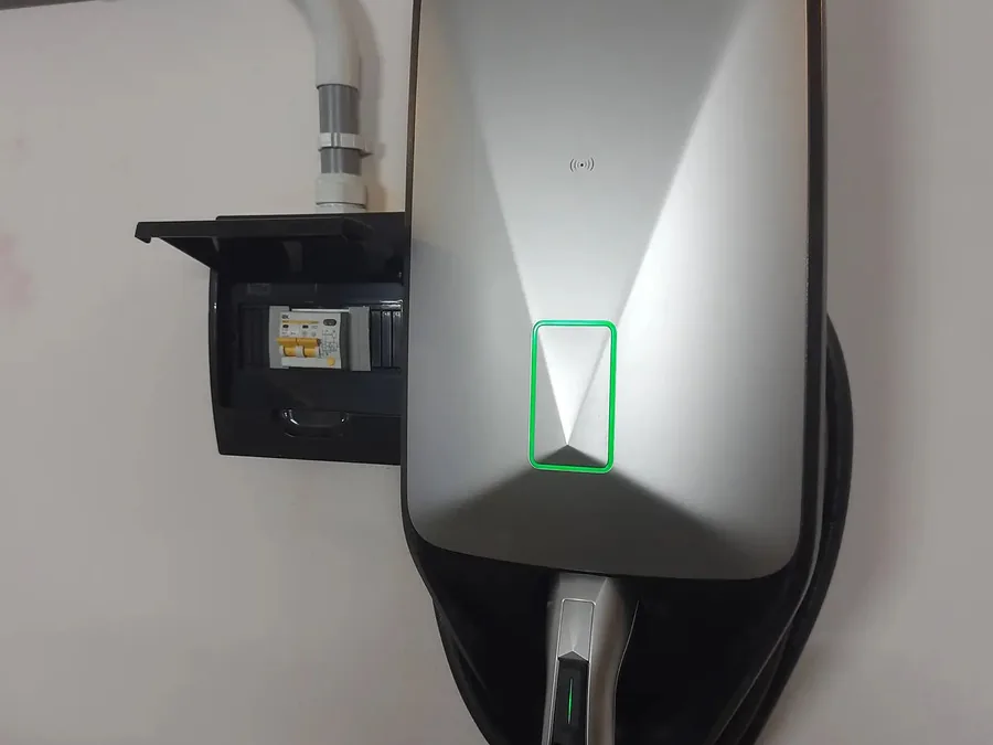 Реальная установка wallbox AVATR в гараже со щитом в Москве