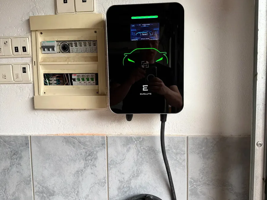Реальная установка wallbox Evolute в гараже в Москве