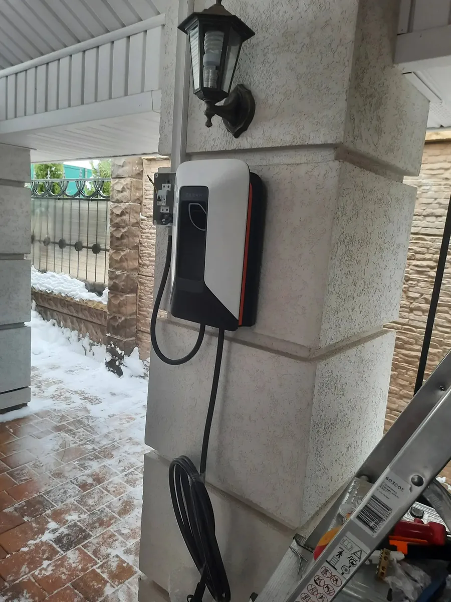 Установка wallbox Zeekr у частного дома зимой в Москве